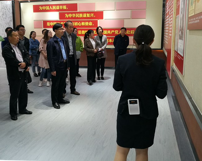 参观信仰的力量档案展650.jpg